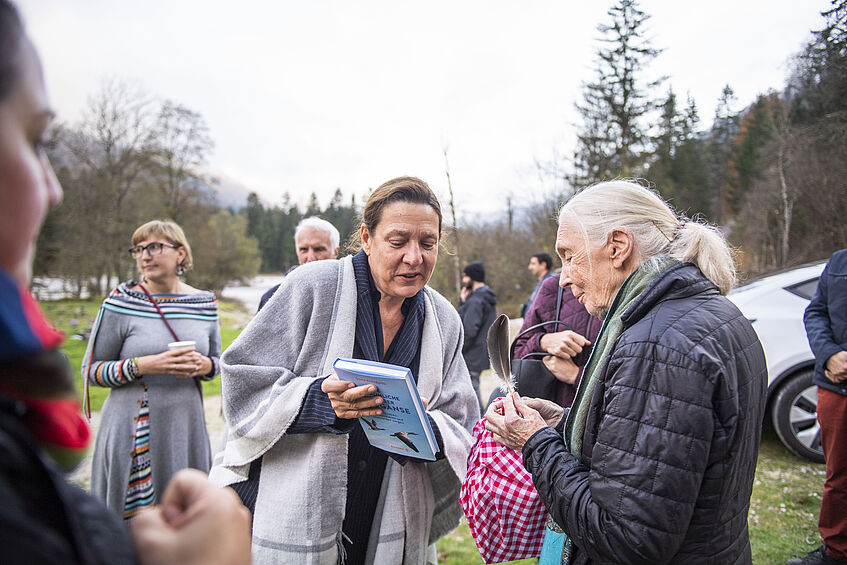 Sonia Kleindorfer, überreicht ihr neues Buch über Graugänse an Jane Goodall